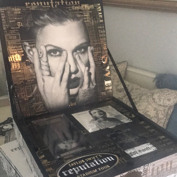 Taylor Swift Reputation VIP Box - Picture 3 of 4